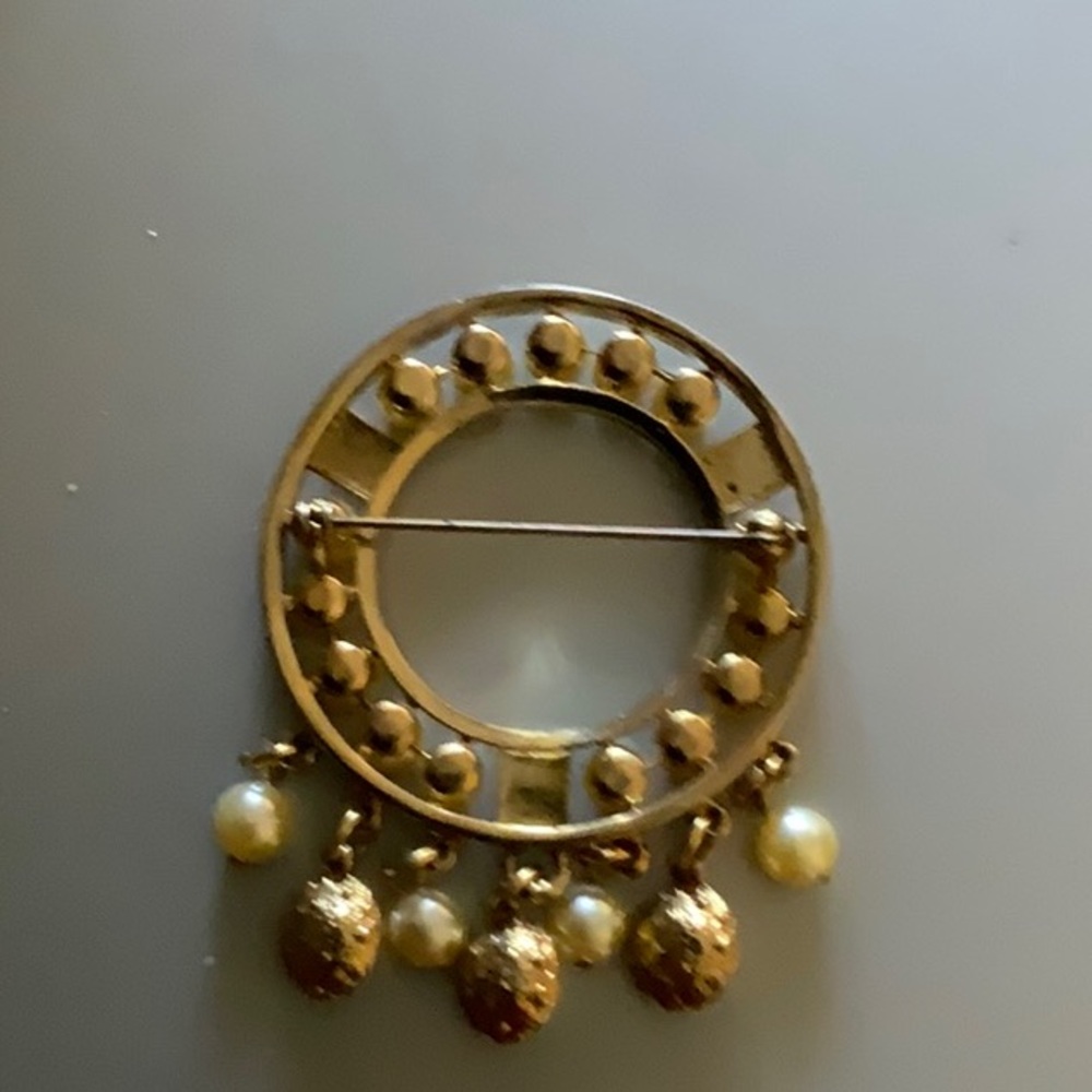 Antique Elegant Gold and Pearl Brooch - Picture 2 of 2